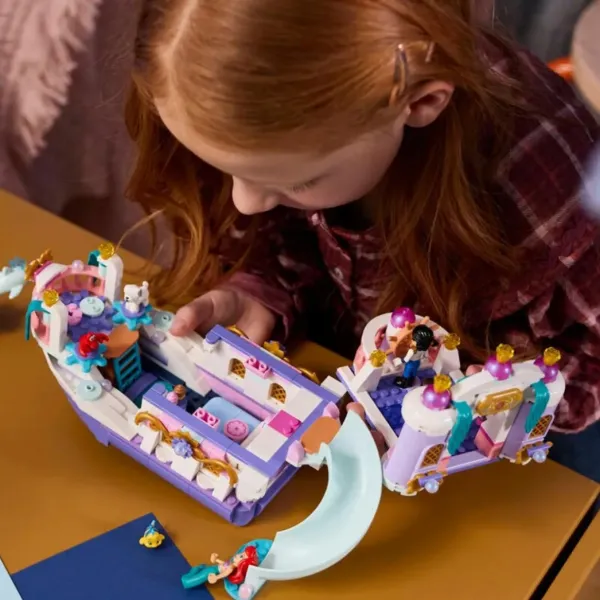 Конструктор LEGO Disney Princess Королівський весільний човен Аріель (43299)