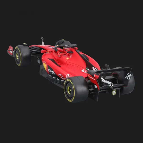 Автомодель із фігуркою Bburago Race — Ferrari SF-23 в асортименті (1:24) (18-26809)