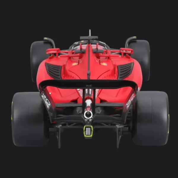 Автомодель із фігуркою Bburago Race — Ferrari SF-23 в асортименті (1:24) (18-26809)