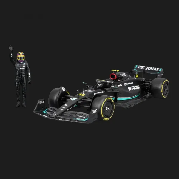 Автомодель із фігуркою Bburago Racе — Mercedes-AMG F1 W14 E в асортименті (1:24) (18-28037)